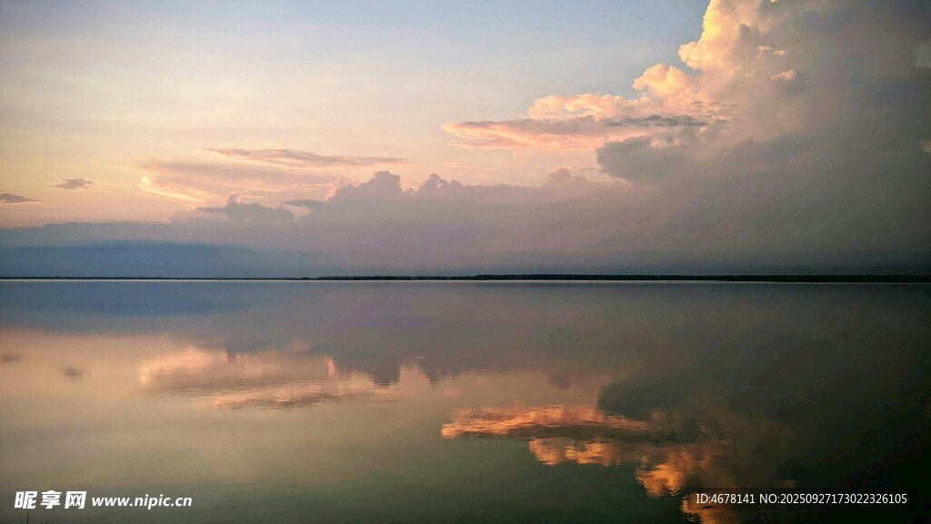 湖畔黄昏美景倒影如画