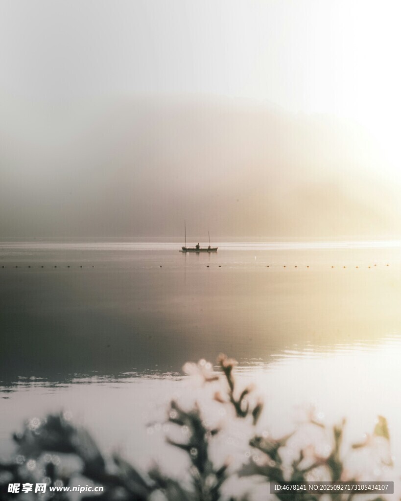晨雾中的静谧湖面小船