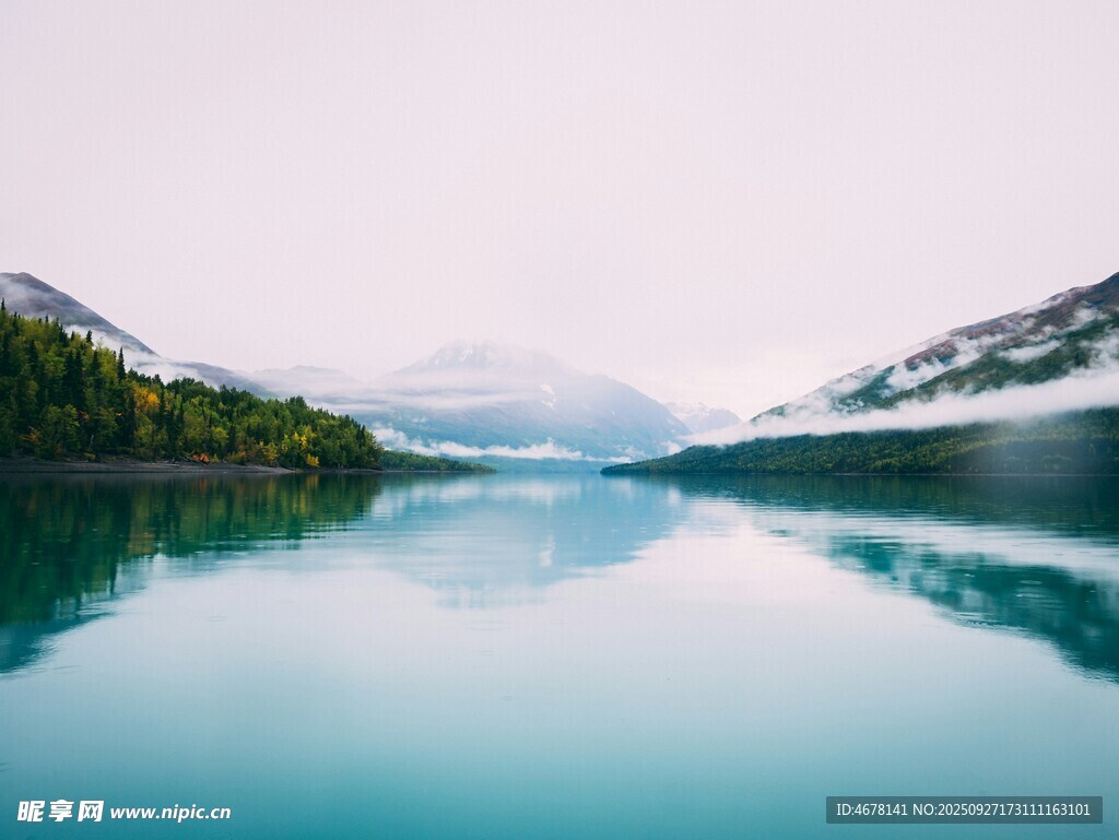宁静湖山倒影美景