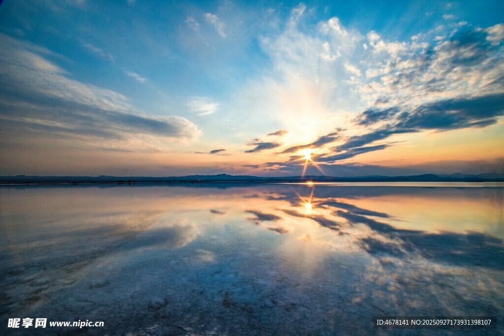 夕阳下平静湖面的美丽倒影