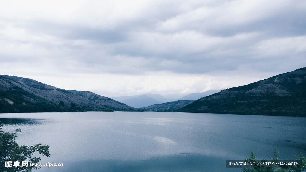 宁静山水湖景风光图