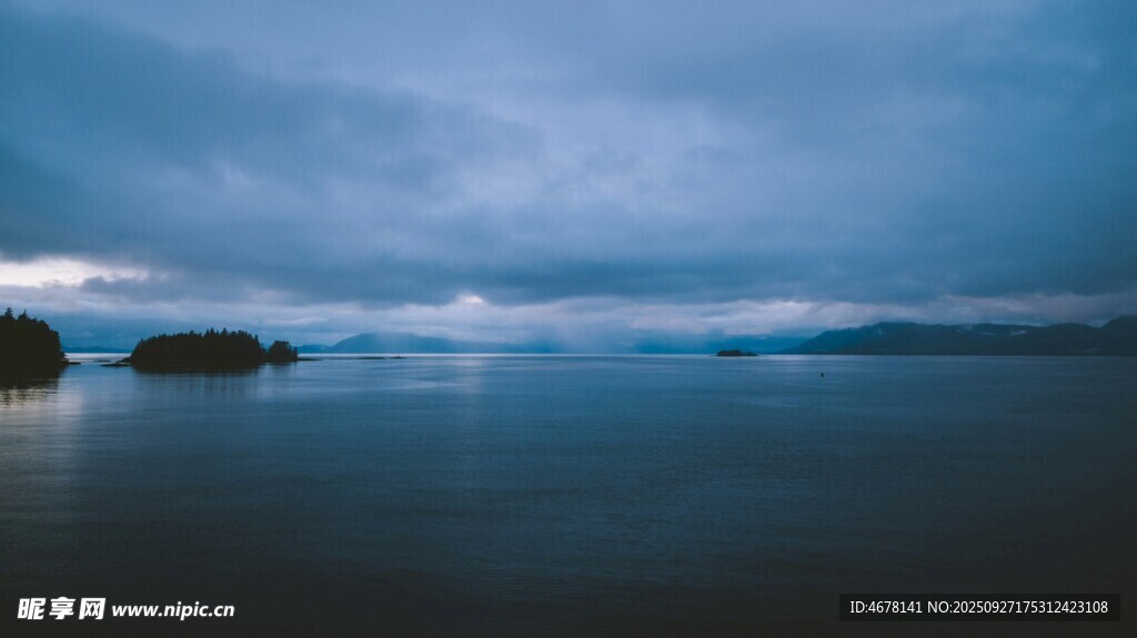 宁静湖景天边云影