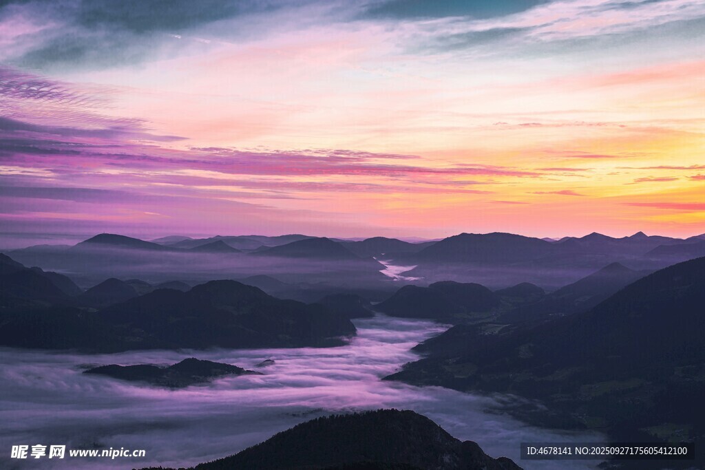 壮丽山间云海日出美景