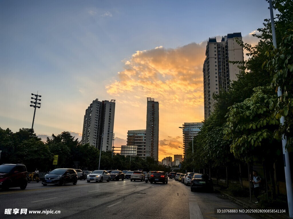 城市黄昏车流与高楼美景