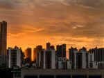 夕阳下的城市高楼景观