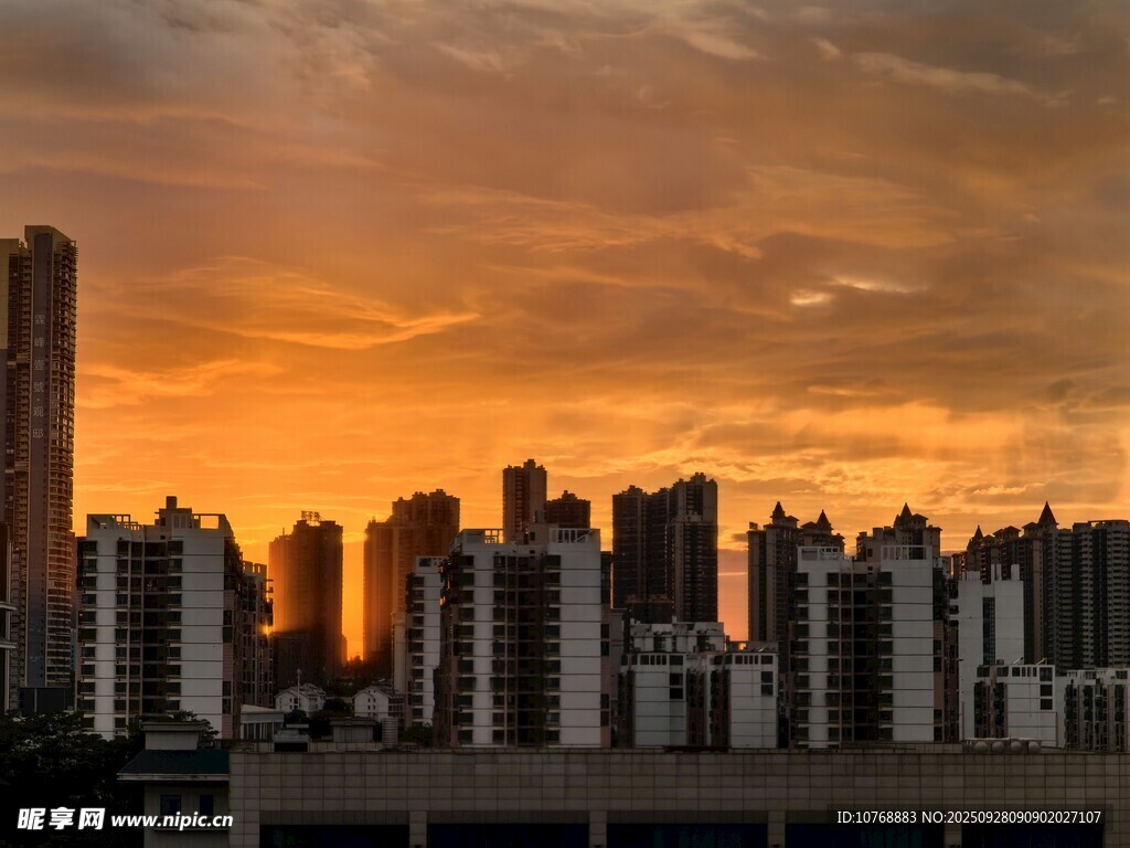 夕阳下的城市高楼景观