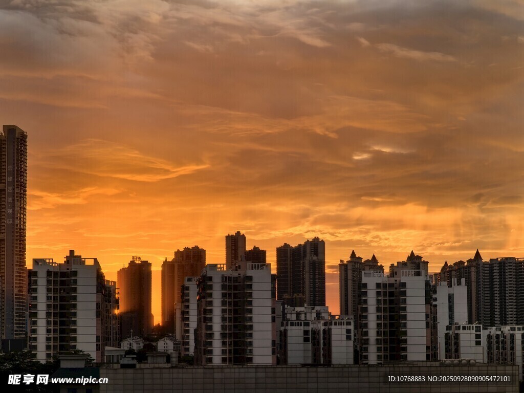 城市黄昏天际线美景