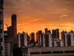 夕阳下的城市天际线