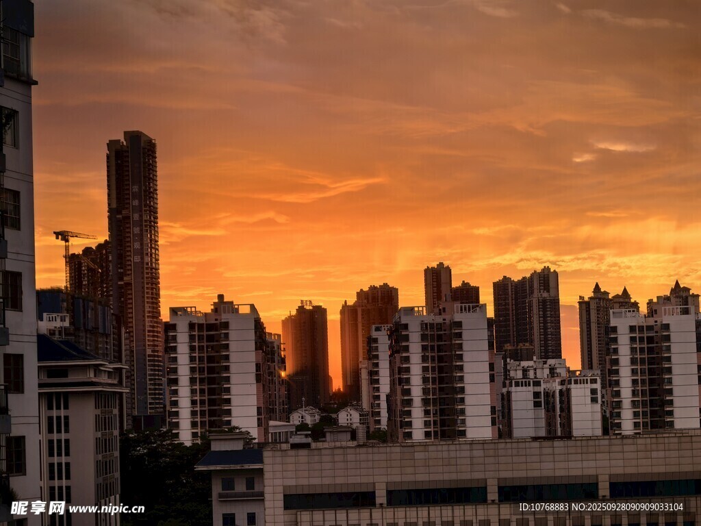 夕阳下的城市天际线
