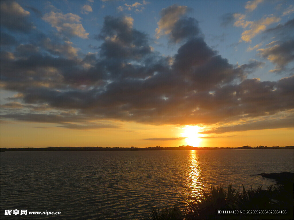 夕阳下的海滨美景