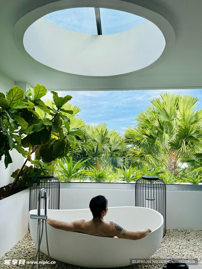 浴缸中享受自然景观的人