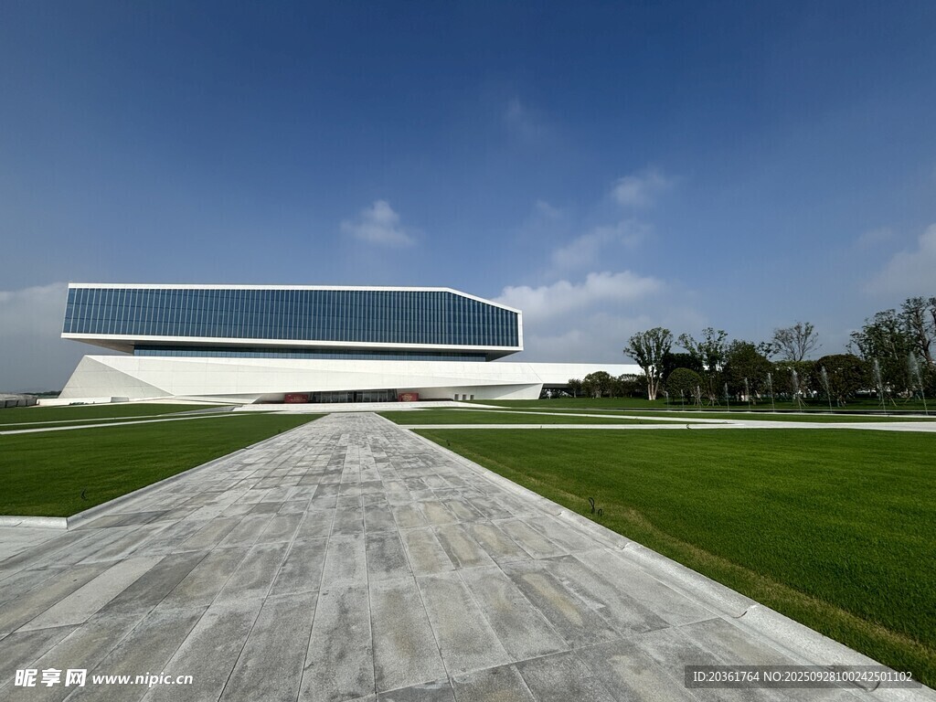 现代风格建筑前的开阔步道