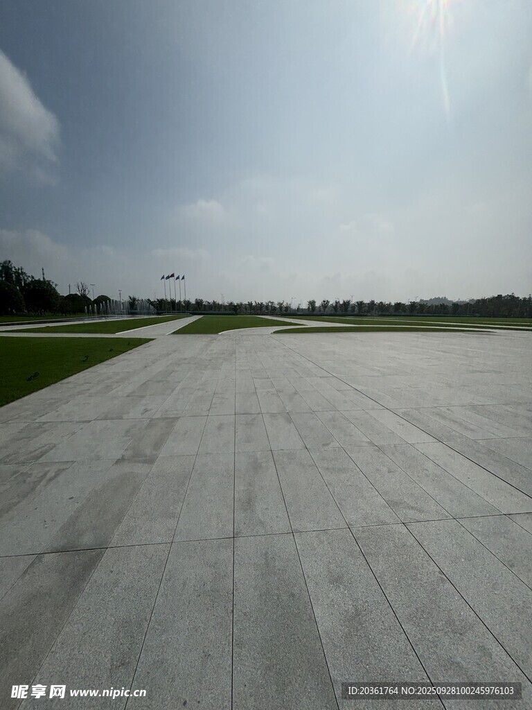 空旷平坦的户外水泥场地