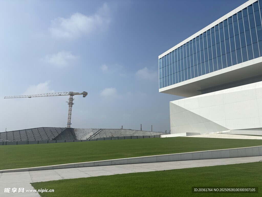 现代建筑与户外施工场景