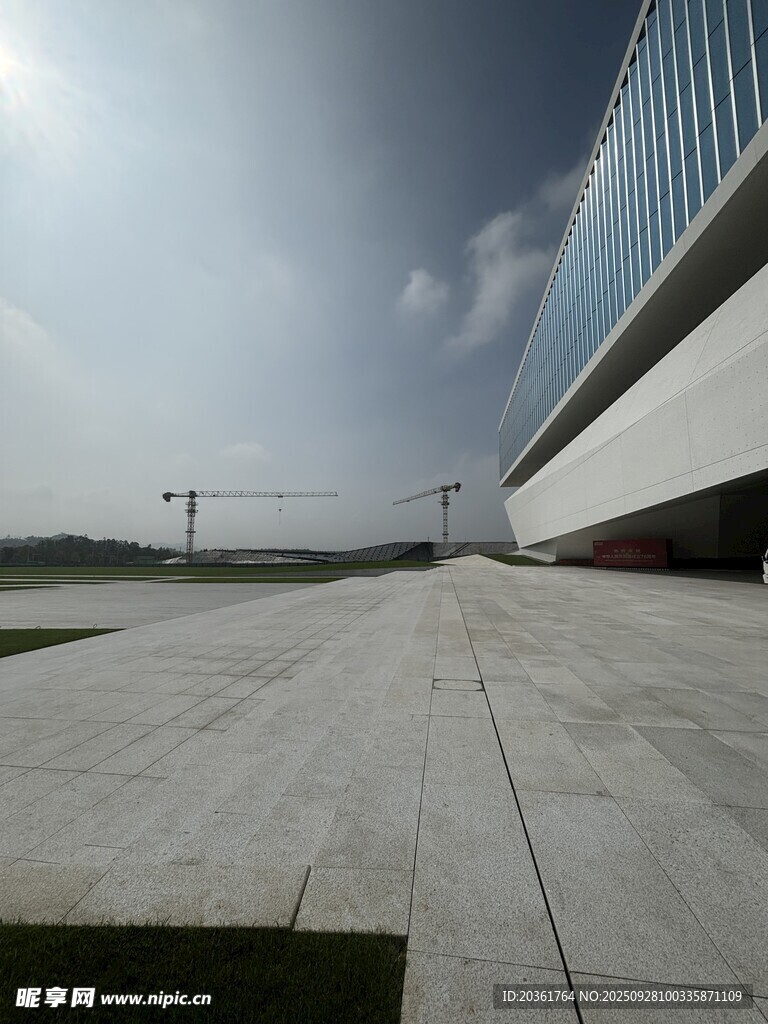 现代建筑户外开阔场景