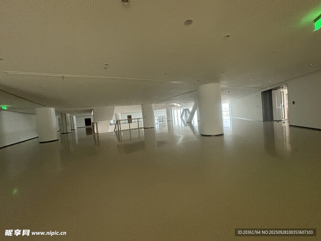 空旷洁净的室内走廊空间