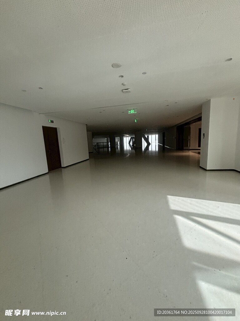 空旷宽敞的室内空间场景