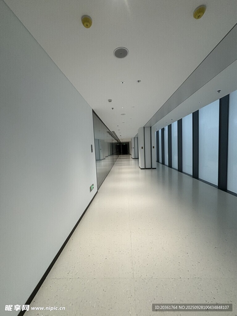 现代简约风格空旷走廊