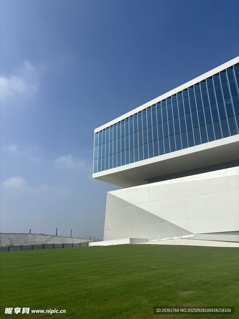 现代风格建筑与开阔草地