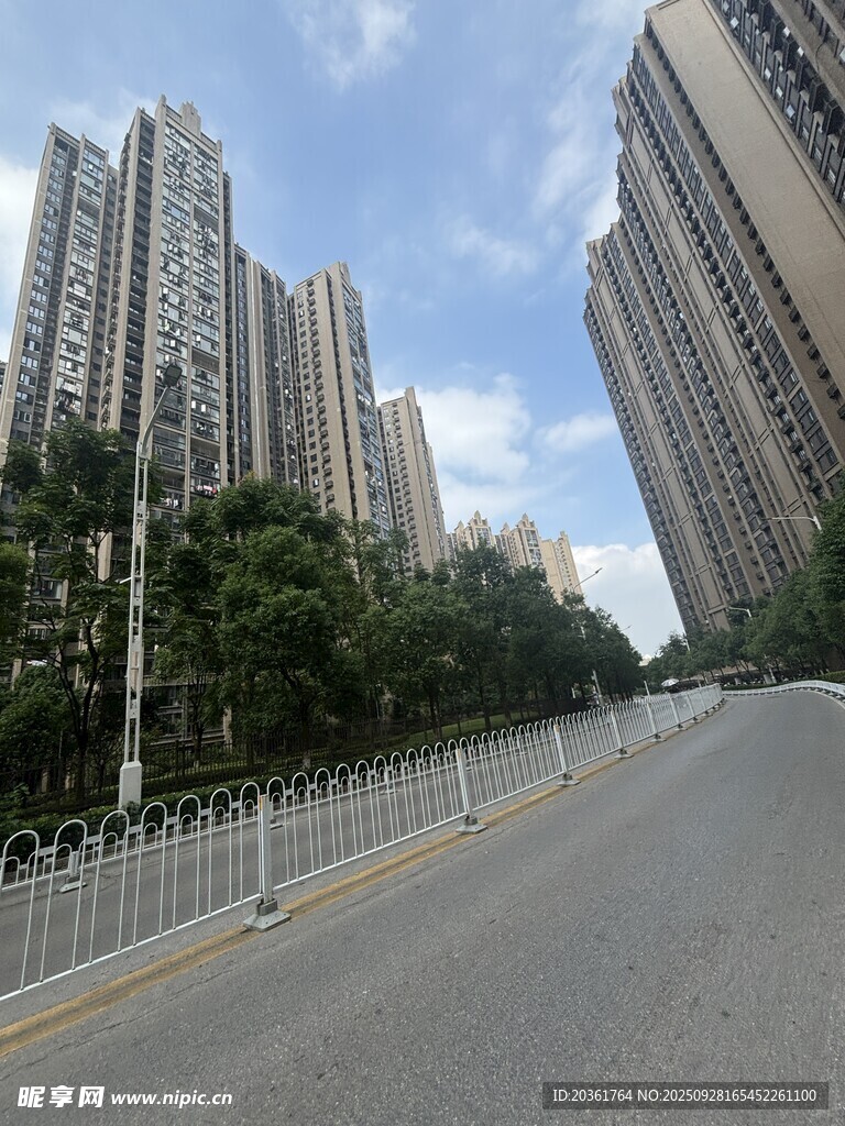 城市宽阔道路旁的高楼