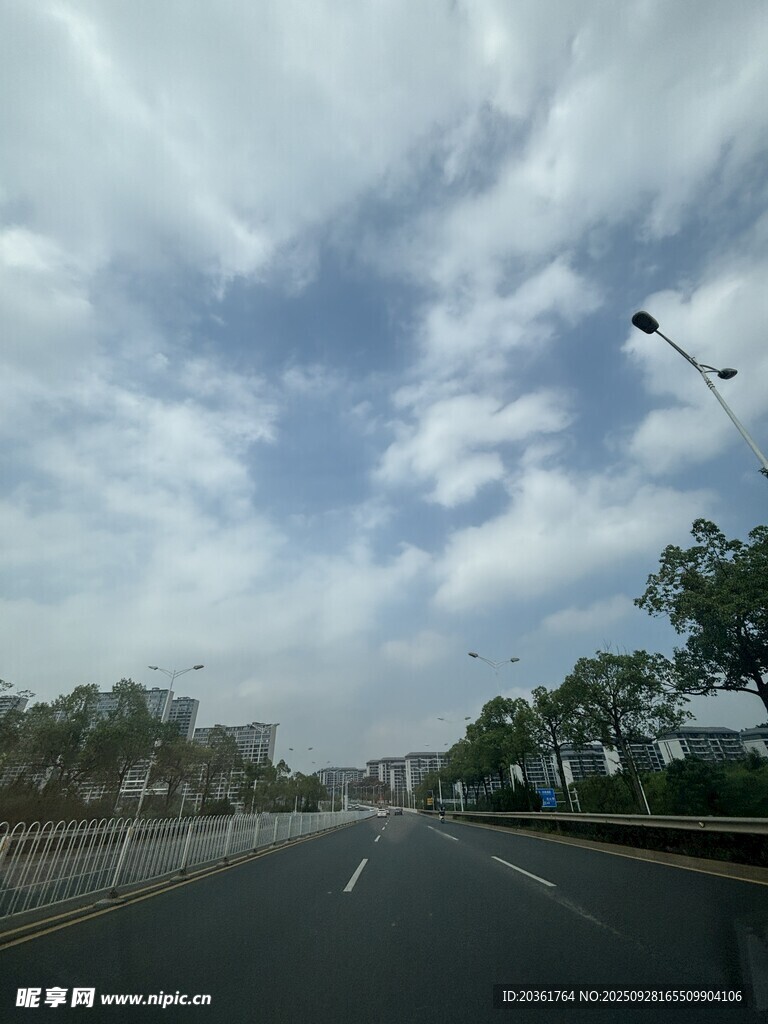 公路上的蓝天白云风景
