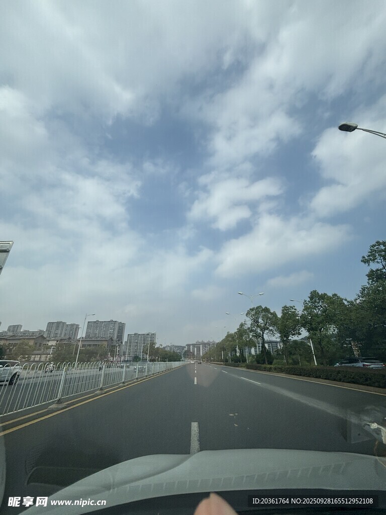 车内视角的道路风景