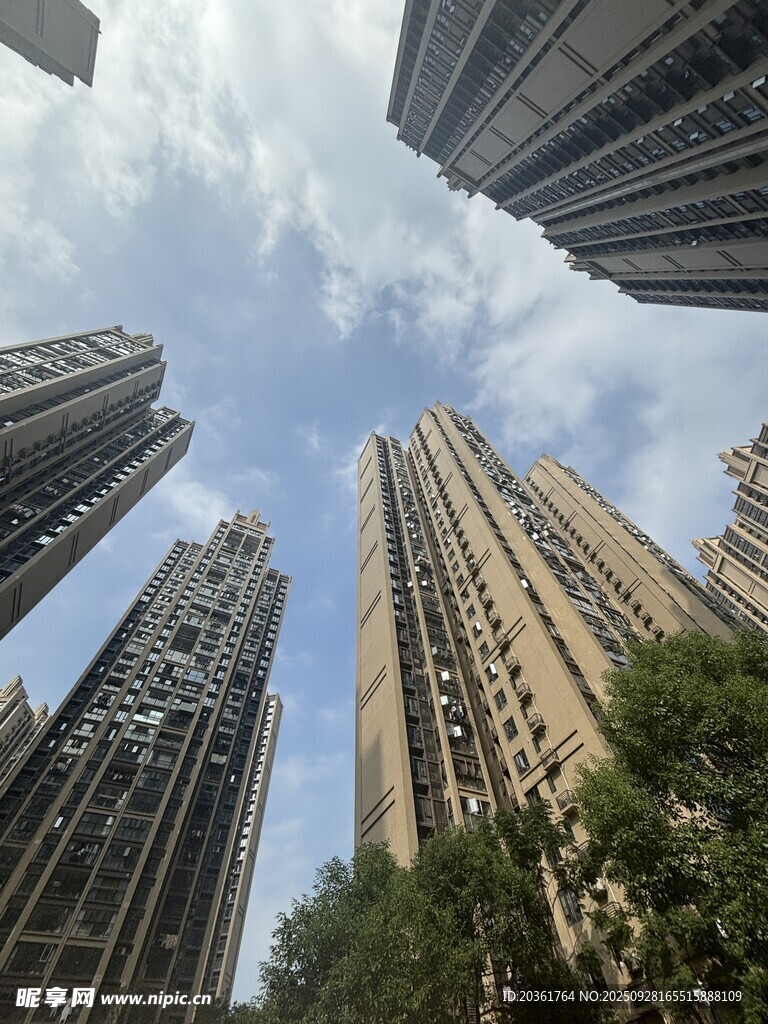 仰视林立高楼