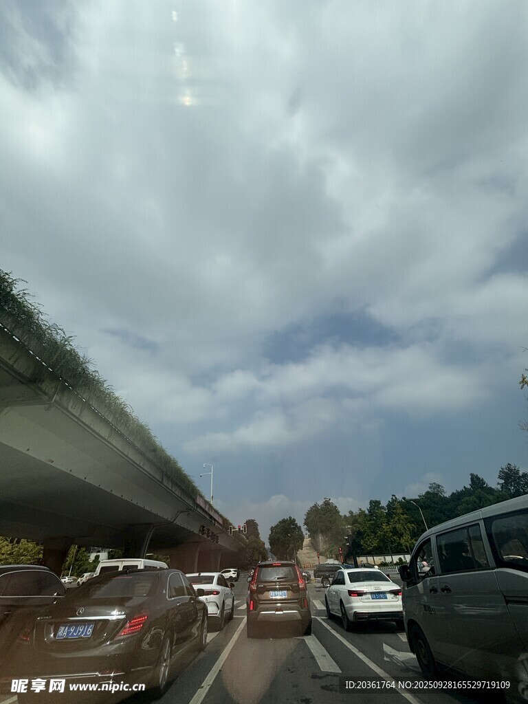 城市道路车流与多云天气