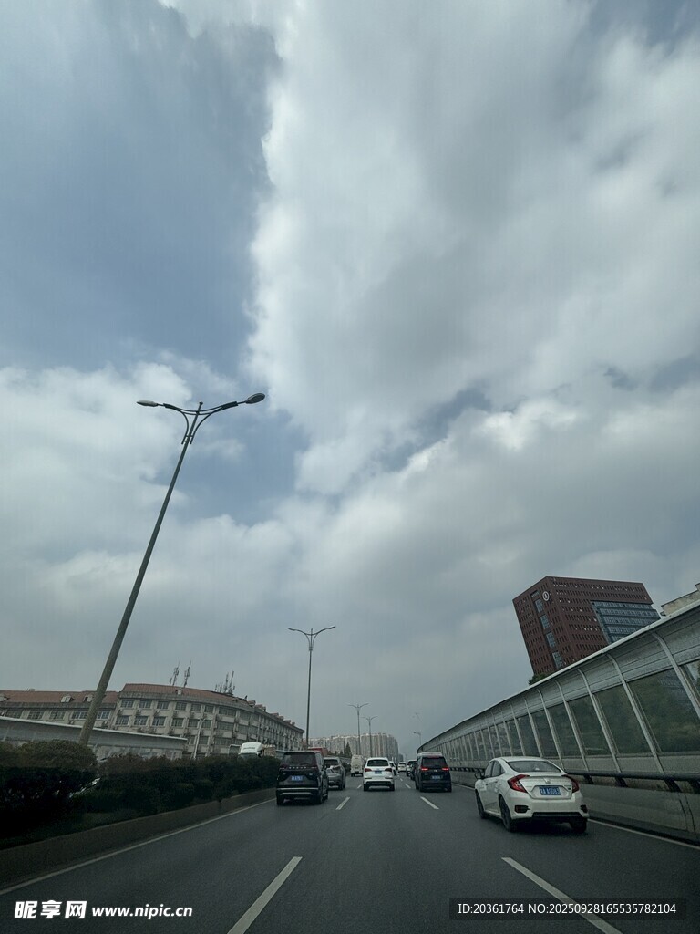 城市道路上的行驶景象