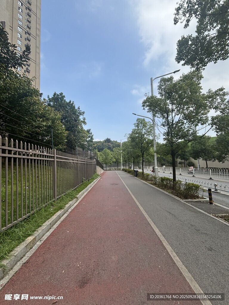 城市中的红色步道风景