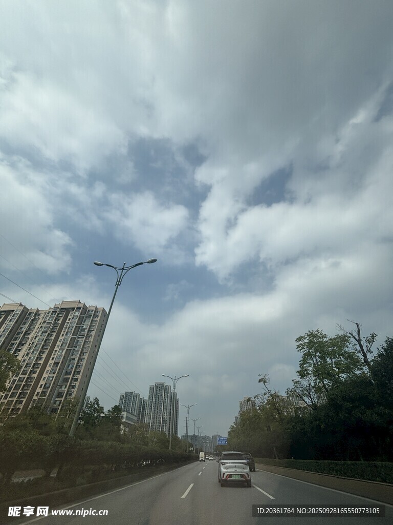 城市道路上的行驶风景