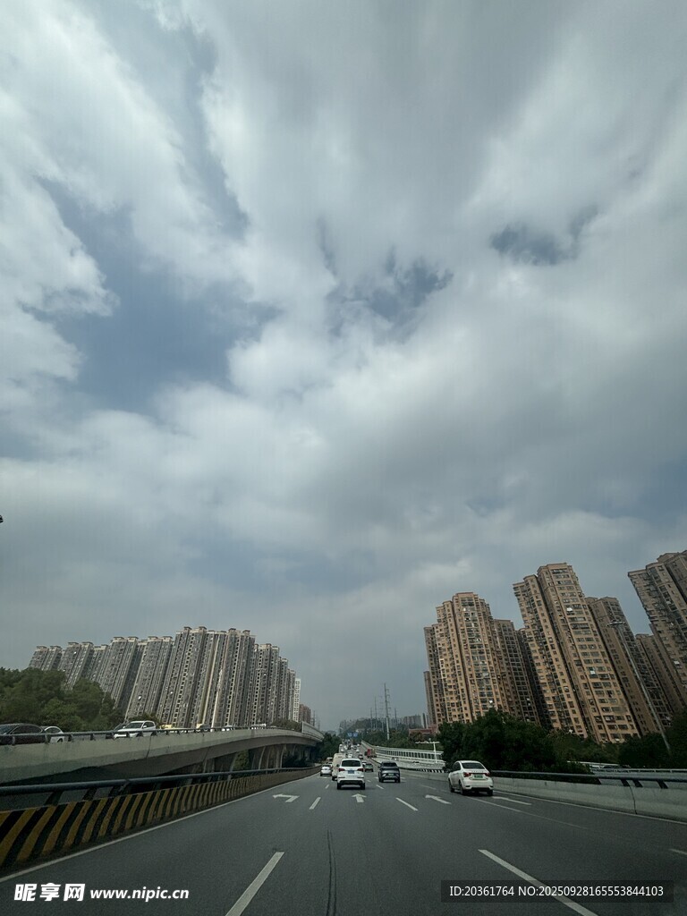 城市道路上空的多云景象