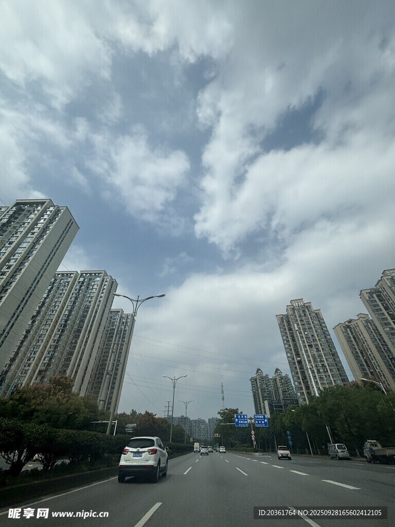 城市道路旁的高楼景观