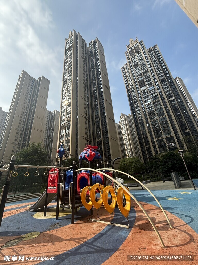小区中的儿童游乐设施