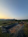 黄昏下的田野施工场景