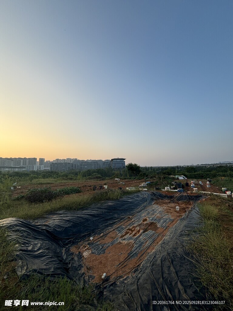 黄昏下的田野施工场景