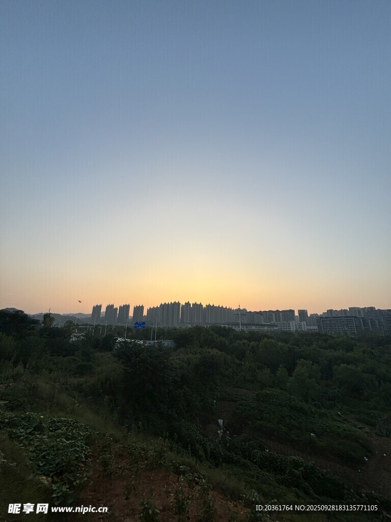 黄昏时分的田野风光