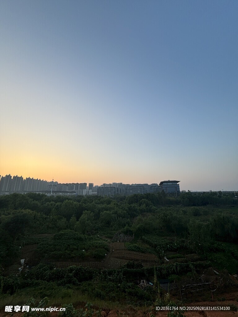 黄昏下的开阔原野景色