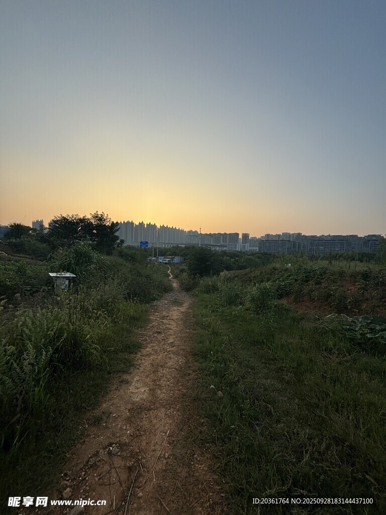 黄昏下的乡间小径