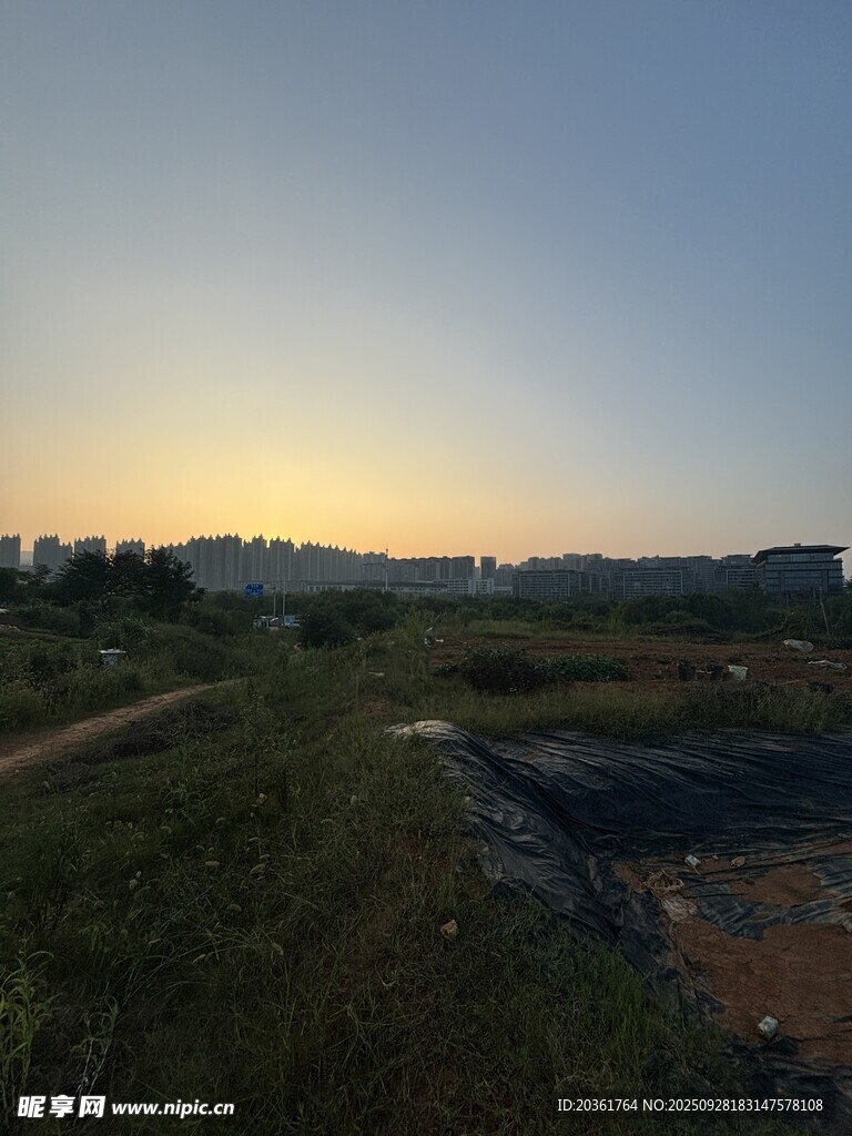 黄昏下的旷野风景