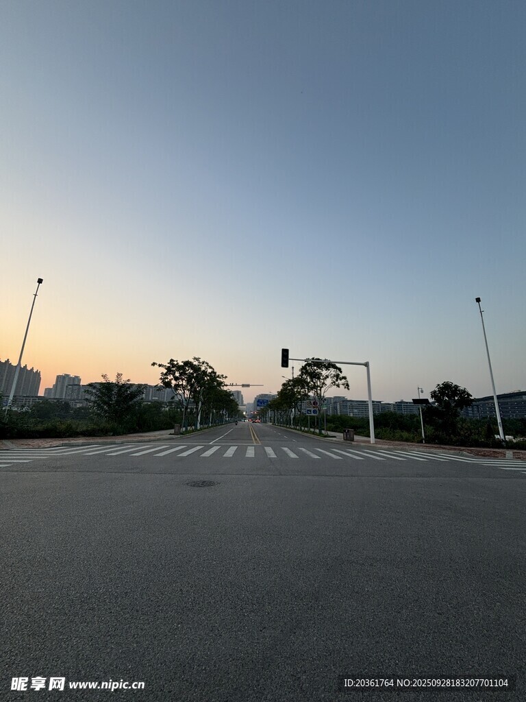黄昏下的空旷停车场