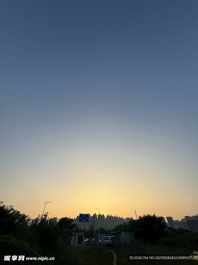 日落时分的城市天际线