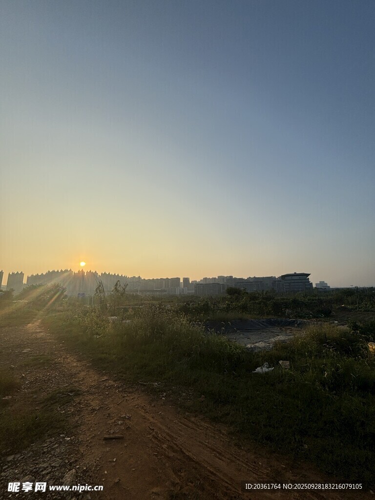 夕阳下的旷野小路