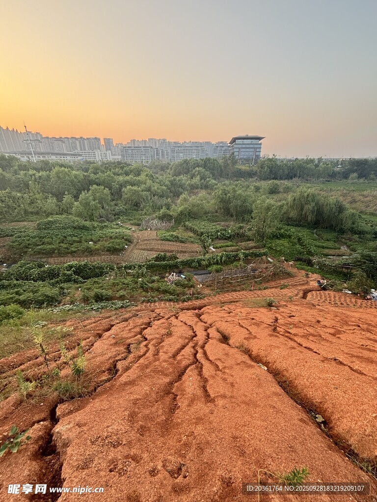 黄昏下的红土地与远景