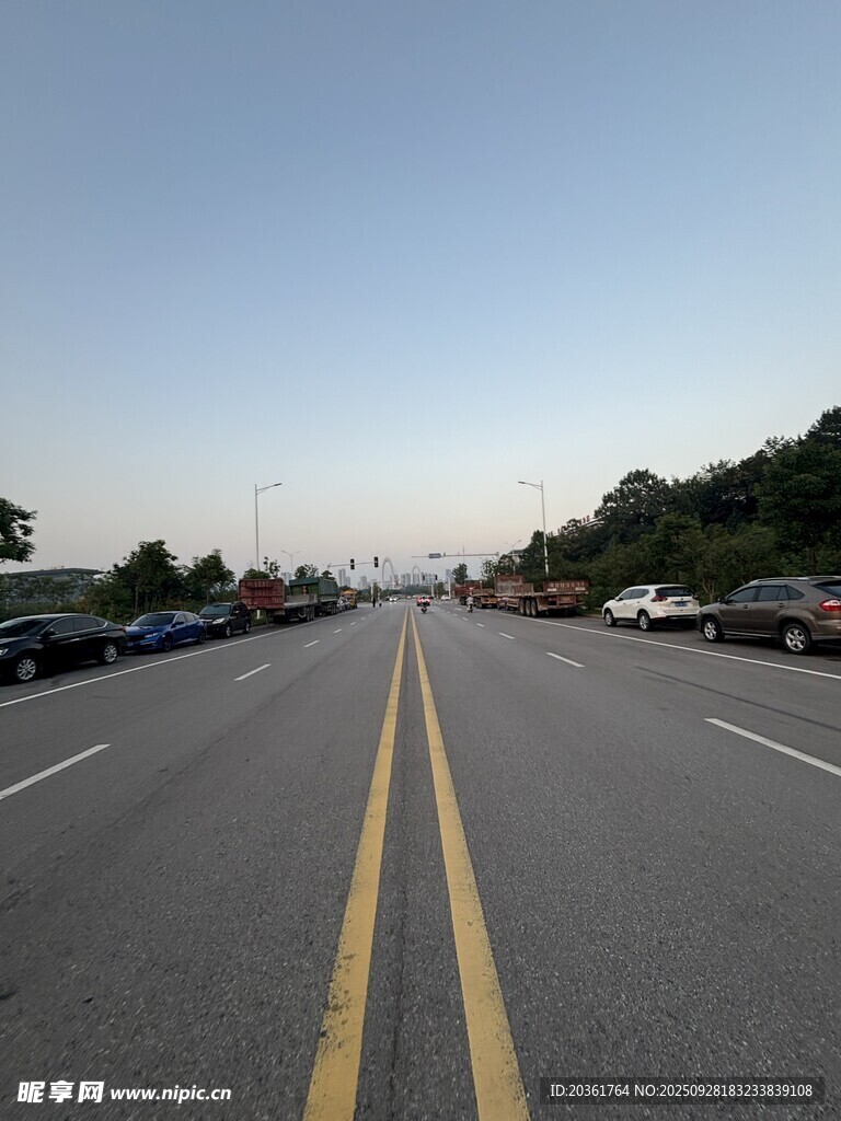 宽阔公路与两旁停放车辆