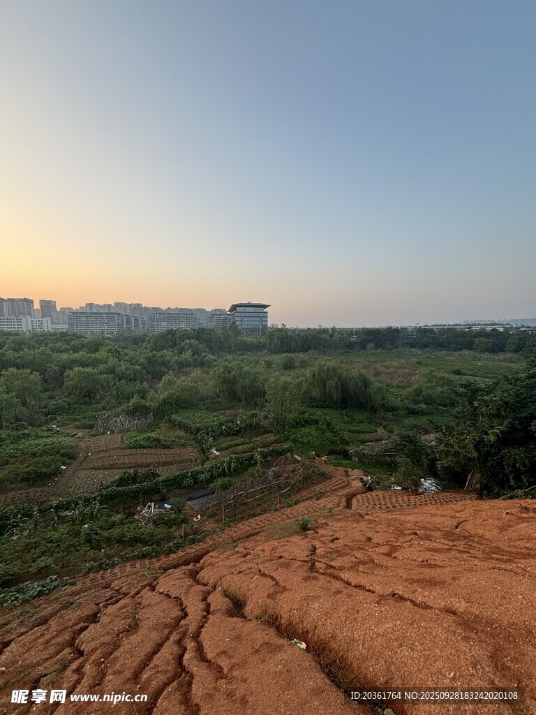 黄昏下的红土地与远郊景色