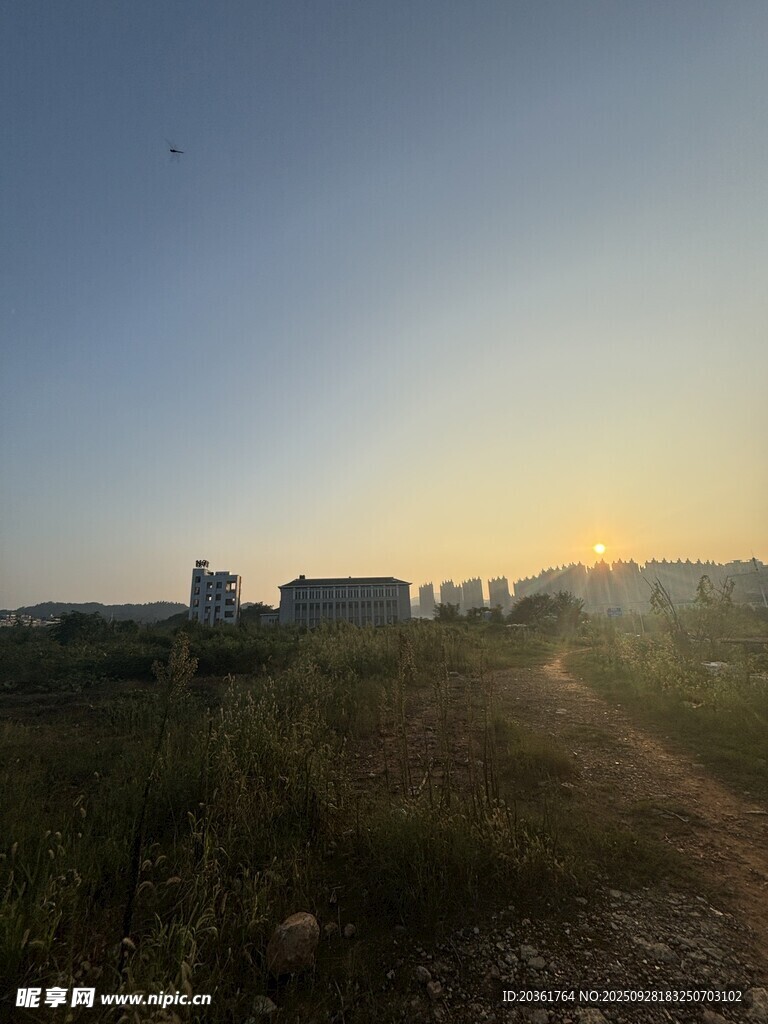黄昏下的旷野与远方建筑