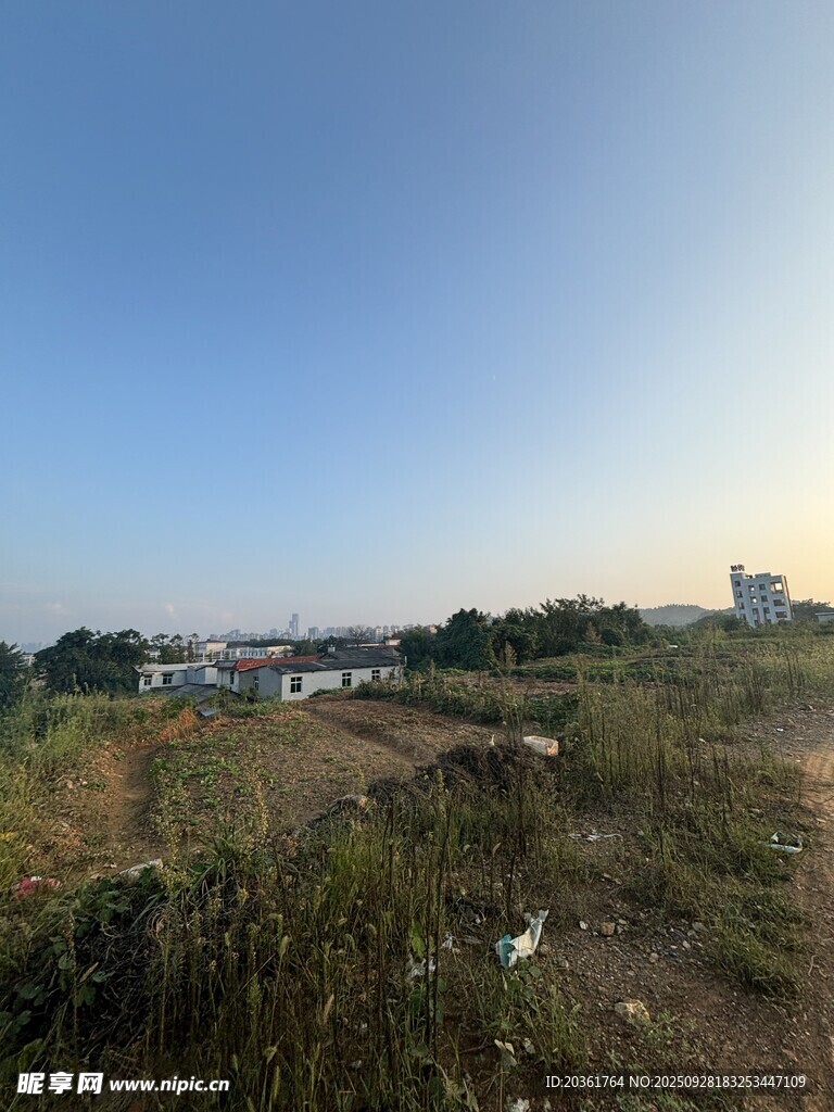 城郊开阔草地风景