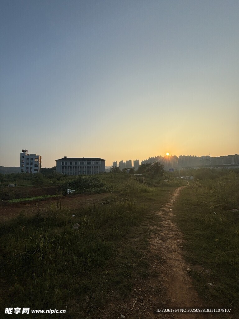 黄昏下的田野小径