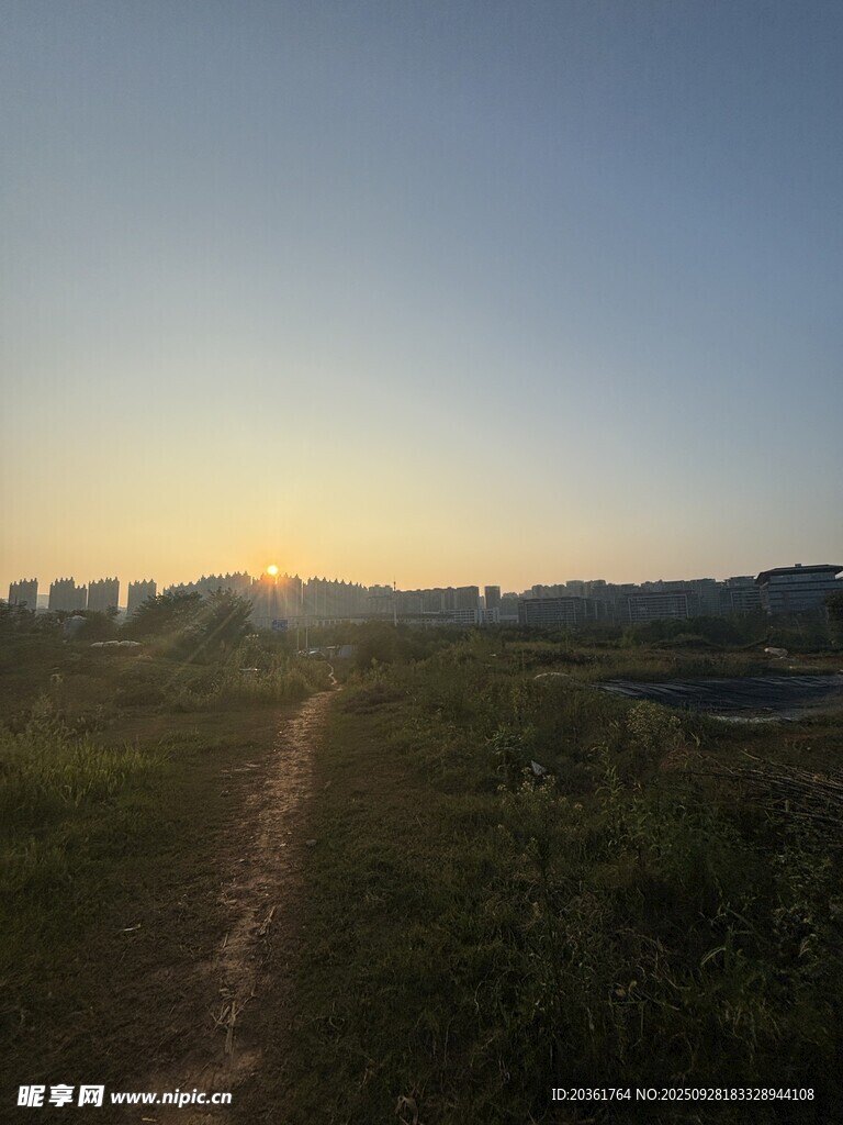 黄昏下的原野小径
